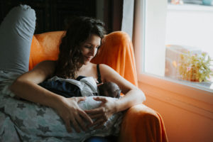 séance nouveau né à domicile - grasse - elleseteuxphotographie - photographe lifestyle - french riviera - geneva - cannes