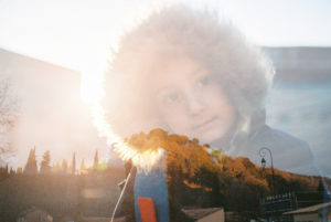 caroline liabot photographe - portrait d'enfant - sur le chemin de l ecole - projet perso - portra 400 - photo argentique - carmencitalab