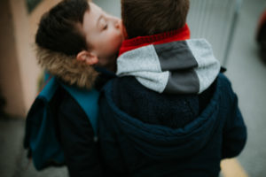 sur le chemin de l 'école - auribeau sur siagne - caroline liabot photographe - photographe lifestyle famille grasse - portrait d'enfant - cannes - projet 365