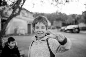caroline liabot photographe - portrait d'enfant - sur le chemin de l ecole - projet perso - tmax400 - photo argentique - carmencitalab