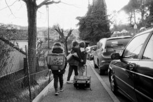 sur le chemin de l 'école - auribeau sur siagne - caroline liabot photographe - photographe lifestyle famille grasse - portrait d'enfant - reportage photo du quotidien