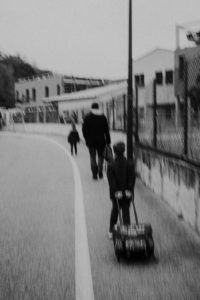 sur le chemin de l 'école - auribeau sur siagne - caroline liabot photographe - photographe lifestyle famille grasse - portrait d'enfant - reportage photo du quotidien
