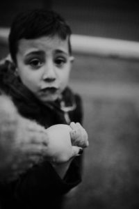 sur le chemin de l 'école - auribeau sur siagne - caroline liabot photographe - photographe lifestyle famille grasse - portrait d'enfant - cannes - projet 365